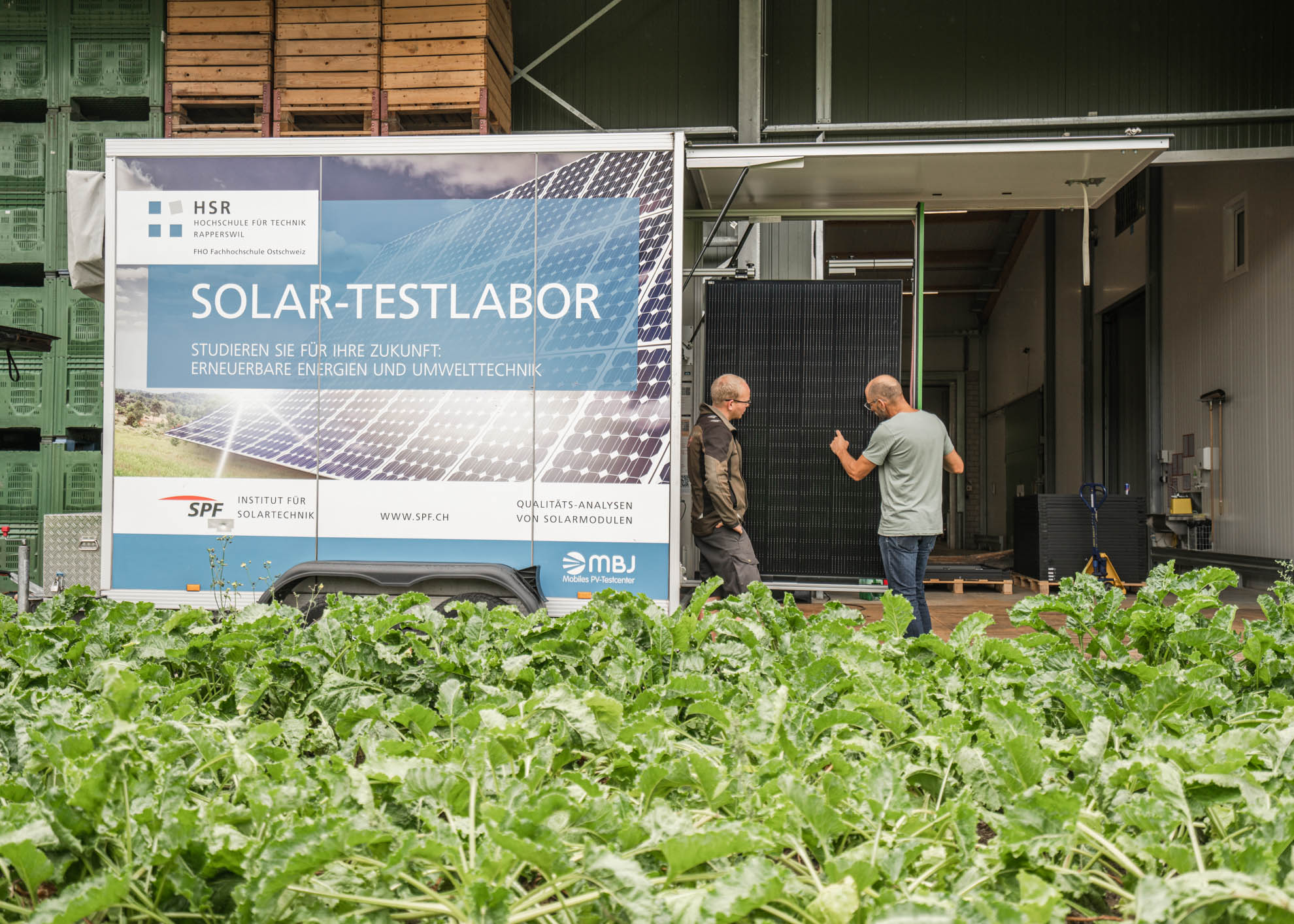 Solar-Testlabor - Heinz Simmler kontrolliert die Solarpanels.